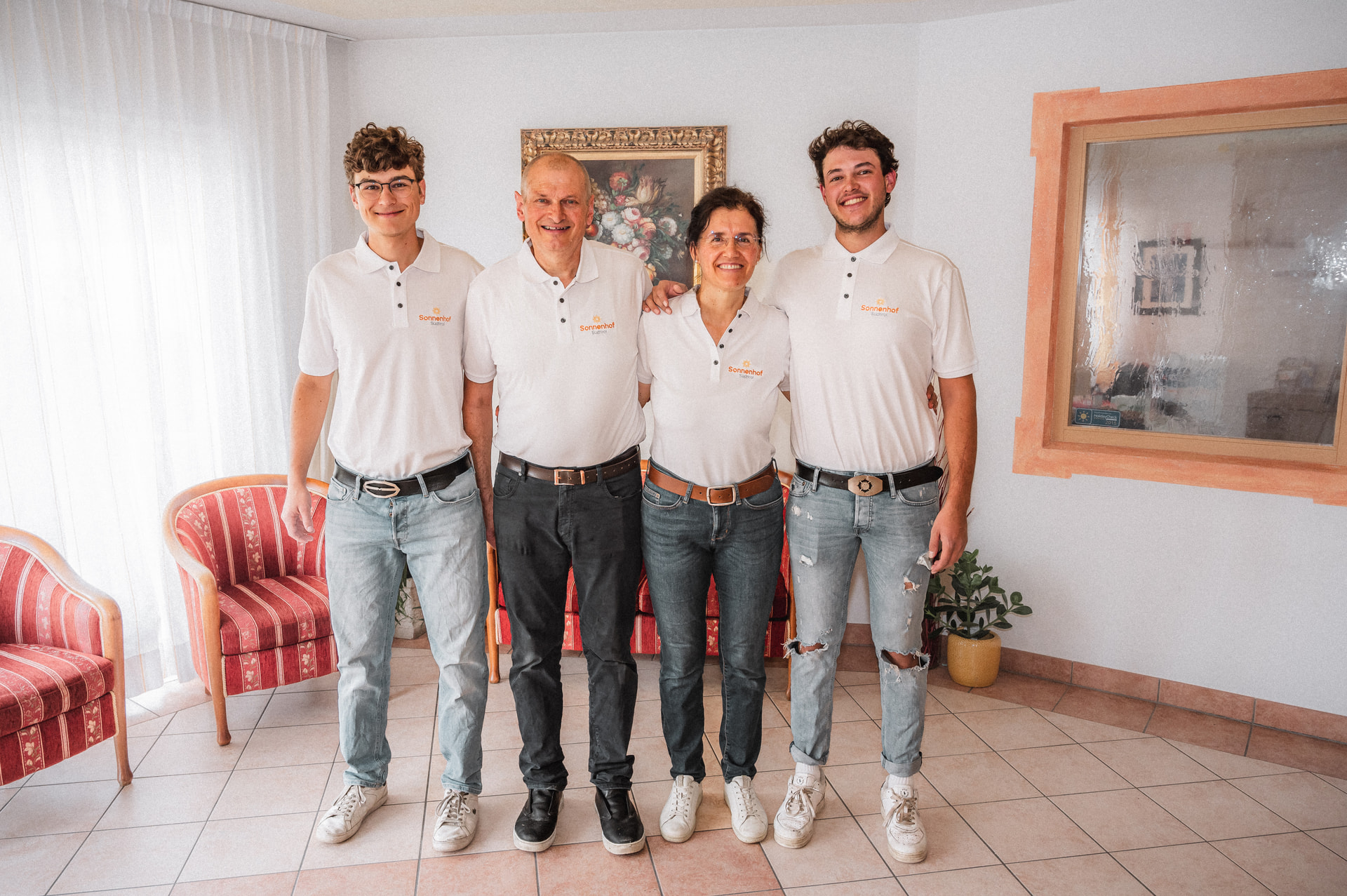 Die Familie Gasser vor dem Sonnenhof