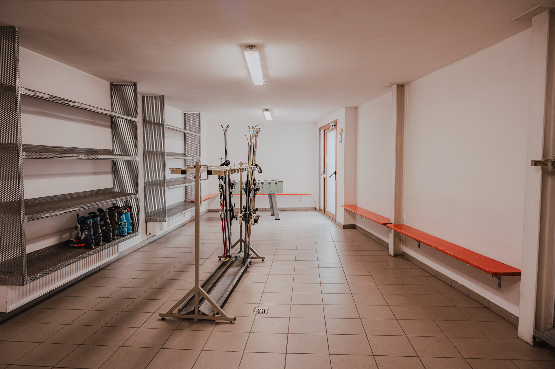 Spacious ski room at the Sonnenhof