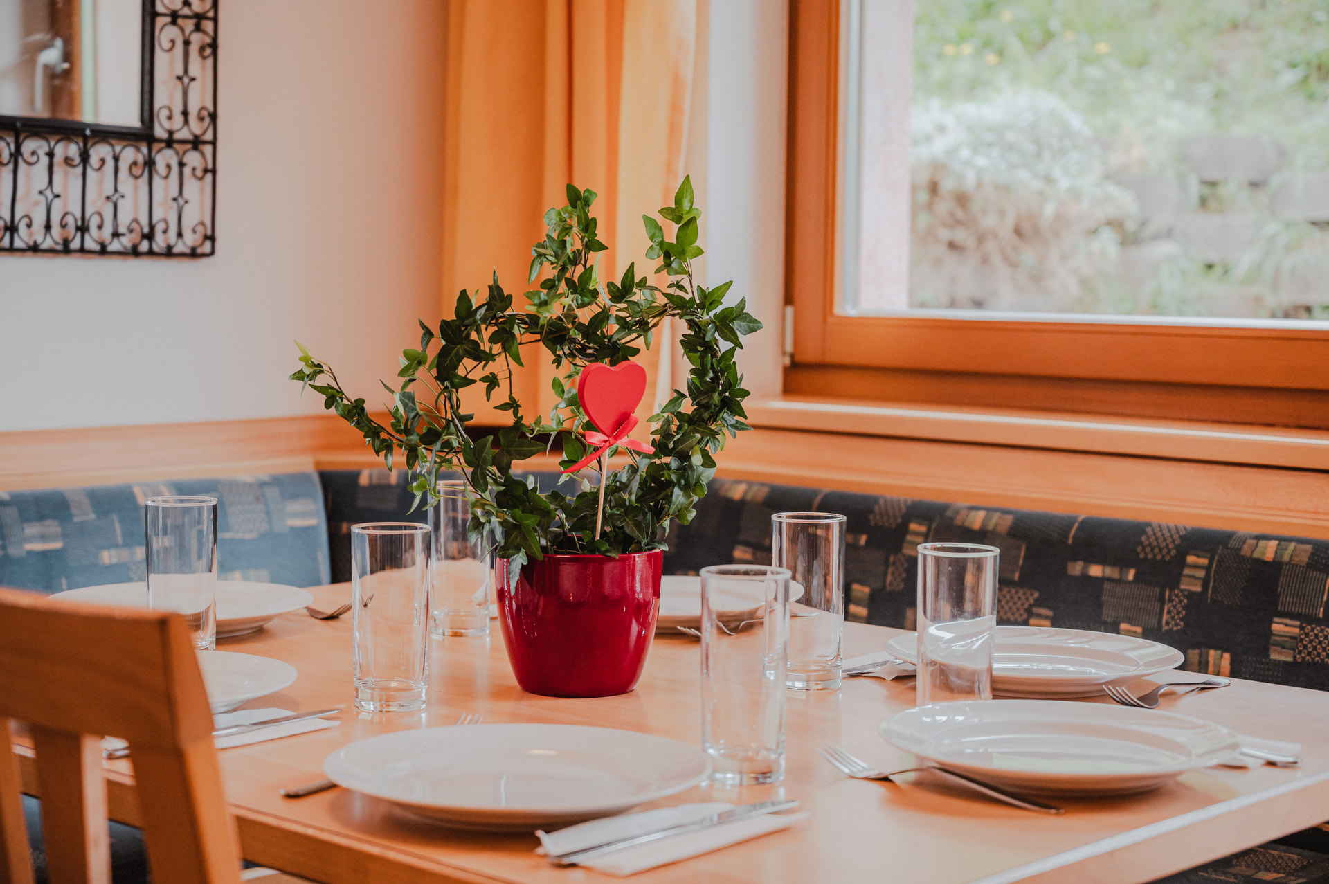 Dining room with mountain view at the Sonnenhof